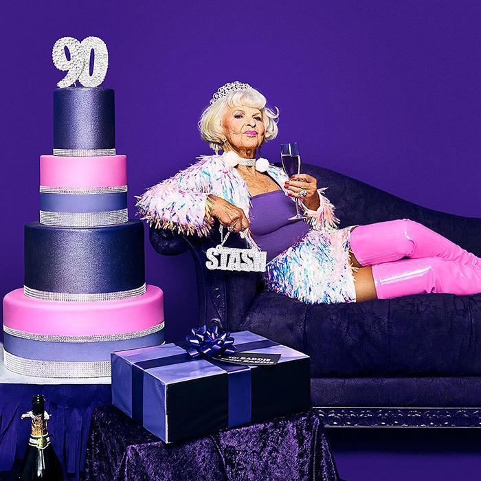 „Fur inimile bărbaților încă din 1928!” Regina Instagramului are 92 ani, se îmbracă în rochii scurte din latex și iese în cluburi cu strănepoții! FOTO