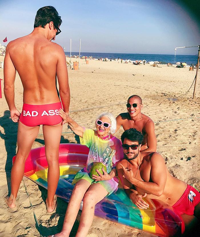 „Fur inimile bărbaților încă din 1928!” Regina Instagramului are 92 ani, se îmbracă în rochii scurte din latex și iese în cluburi cu strănepoții! FOTO