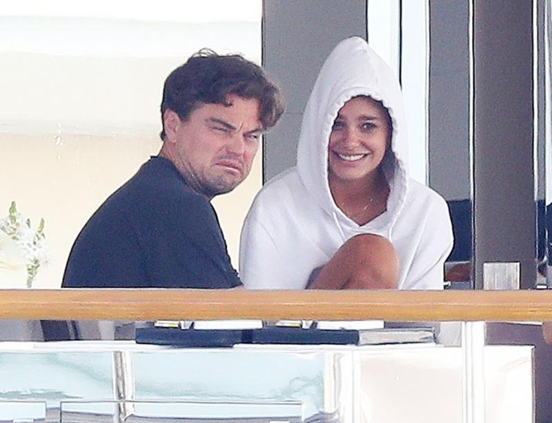 Ea 22, el 45! Leonardo DiCaprio s-a afișat cu iubita lui, căreia i-ar putea fi tată, la gala Oscar! Cine este tânăra splendidă - FOTO