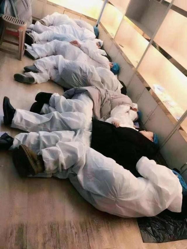 Imagini teribile din China. Medicii care tratează pacienții cu coronavirus sunt desfigurați din cauza echipamentelor