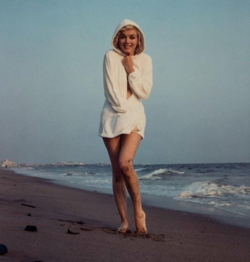 Zâmbea a tregedie! Ultima ședință foto și ultimele clipe din viața lui Marilyn Monroe imortalizate pe o plajă în vara anului 1962. La trei săptâni s-a băgat singură în mormânt
