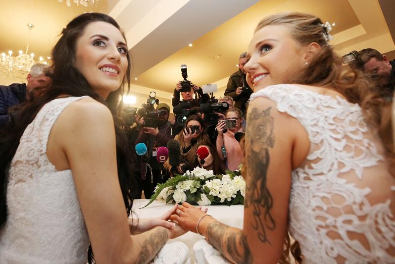 Două mirese și-au jurat dragoste veșnică! S-au sărutat cu pasiune în fața altarului! „Le vom fi recunoscătoare mereu celor care ne-au făcut nunta posibilă” – Foto