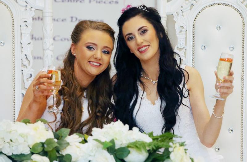 Două mirese și-au jurat dragoste veșnică! S-au sărutat cu pasiune în fața altarului! „Le vom fi recunoscătoare mereu celor care ne-au făcut nunta posibilă” – Foto