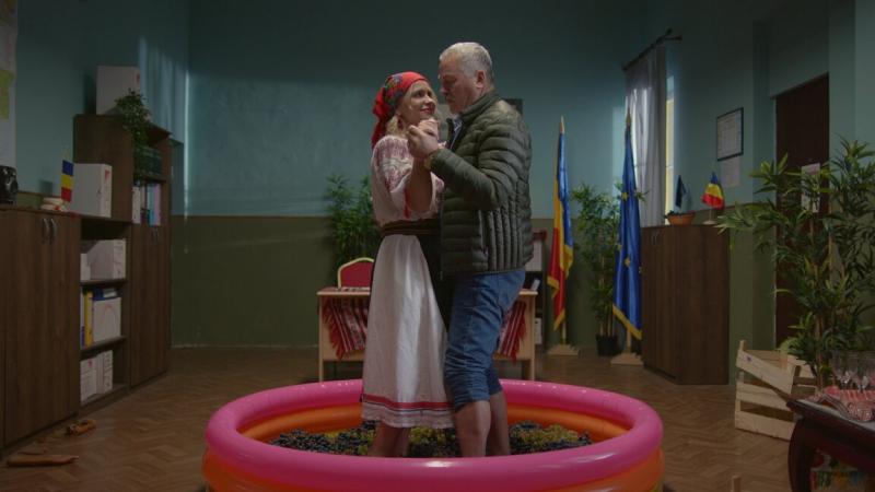 Ilona Brezoianu s-a trezit cu un pumn în nas, Ticu Pușcașu a căzut în noroi, Paula Chirilă și Teo Corban au dansat într-o cadă cu struguri, în noul sezon Mangalița