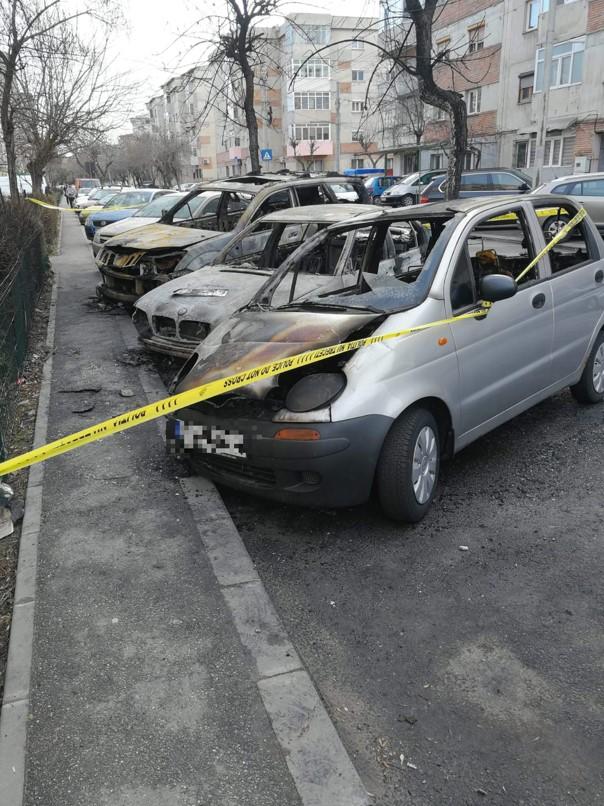Incendiu puternic pe o stradă din Craiova. Patru maşini au ars