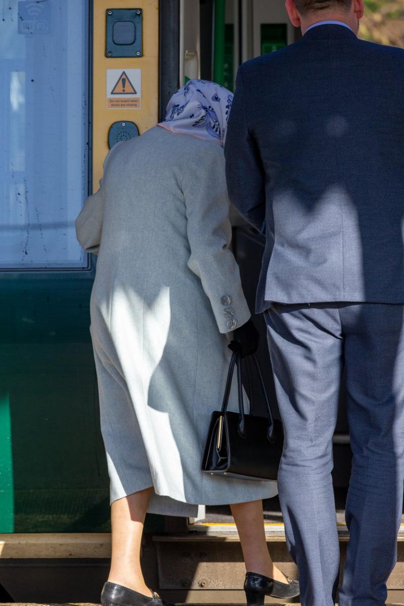 Regina Elisabeta a Angliei se plimbă cu trenul, în Londra, printre muritori. Galerie foto