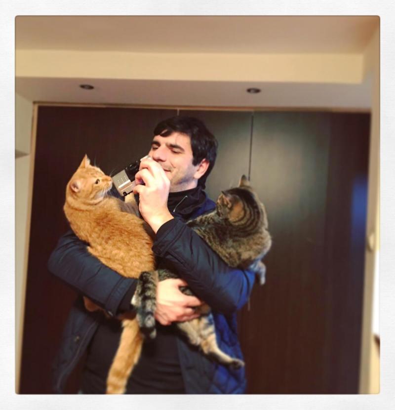 Alex Bogdan, interpretul polițistului Sică, din Mangalița, are acasă două ”fetițe”:  “Sunt independente, puternice și extrem de iubitoare”