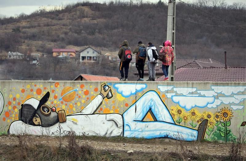 “Iată-ne! Iartă-ne! Arată-ne!” Dallas, cartierul pus la zid. “Ne-au zidit aicea ca la Berlin!”