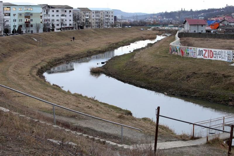 “Iată-ne! Iartă-ne! Arată-ne!” Dallas, cartierul pus la zid. “Ne-au zidit aicea ca la Berlin!”