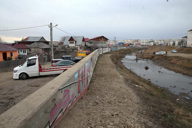 “Iată-ne! Iartă-ne! Arată-ne!” Dallas, cartierul pus la zid. “Ne-au zidit aicea ca la Berlin!”