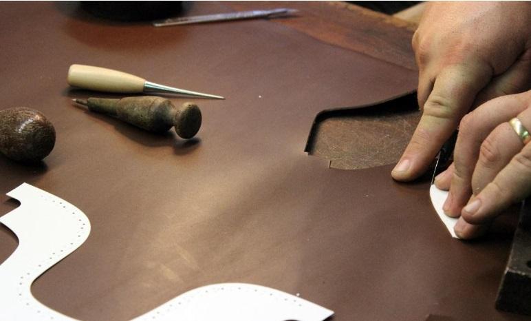 4 calități ale ghetelor care fac o echipă de succes cu costumul de business