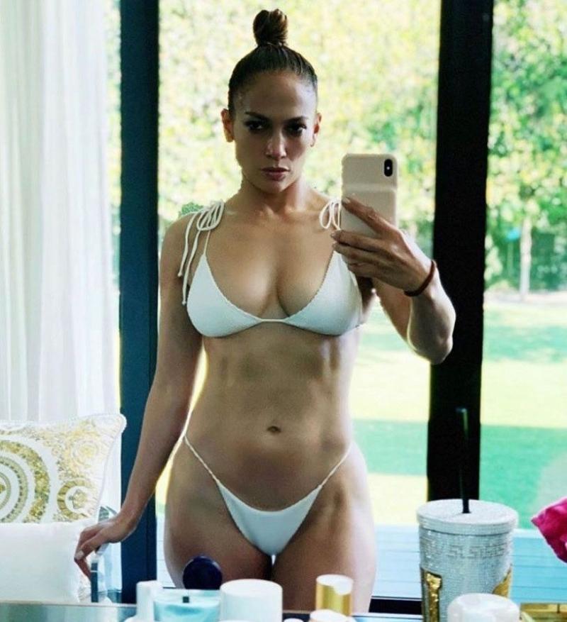 Jennifer Lopez, poză fierbinte într-un costum de baie minuscul! Cum arată diva la 50 de ani
