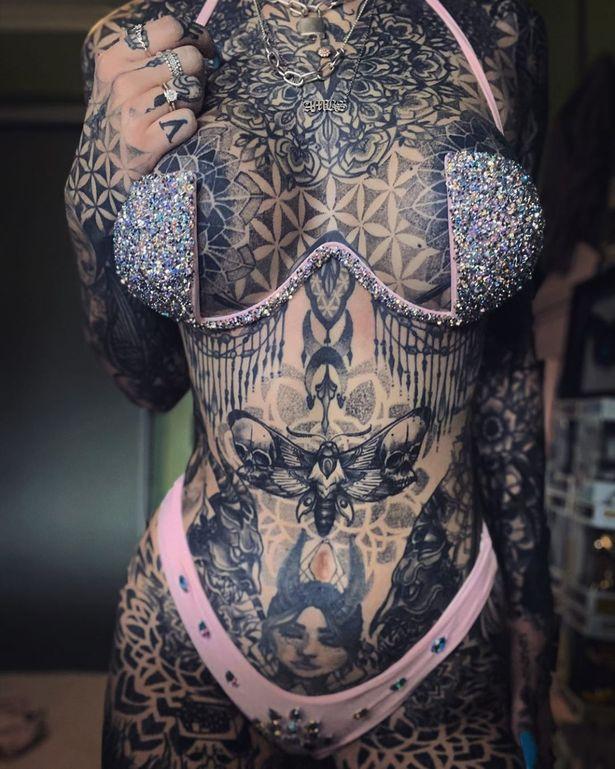 Din păpușă Barbie, într-un monstru! Oamenii spun că s-a mutilat, dar nu vrea să se oprească, până nu își îndeplinește dorința: „Am cerneală și în ochi!”