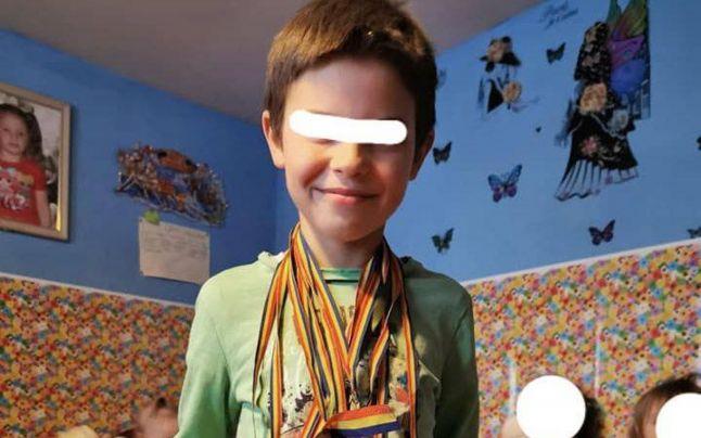 La opt ani, Florinel își crește singur cele patru surori. Tatăl i-a părăsit, mama a plecat: „Le leagănă și le ajută să uite de dorul părinților”