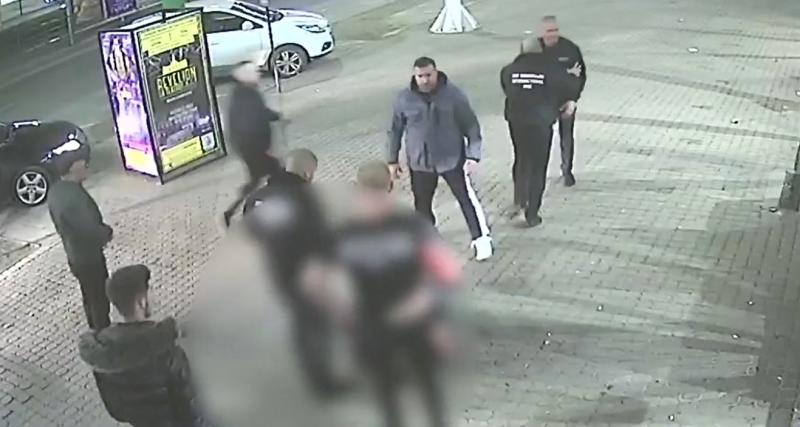 Imagini șocante la Arad! Bărbat snopit în bătaie cu peste 50 de lovituri, în plină stradă! Agenții de pază l-au lăsat inconștient! „Și-a șters sângele de hainele victimei”