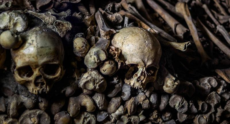 Ziduri din oase umane și cranii, găsite de muncitori sub o biserică! Ce secret negru a ieșit la iveală