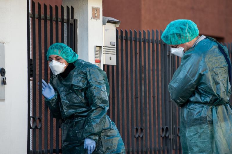 FOTO | Imagini dramatice de pe străzile din Italia. Asistenții medicali umblă pe străzile pe care nu se află nimeni și caută oameni la case ca să îi ajute