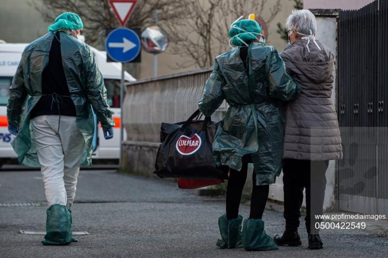 FOTO | Imagini dramatice de pe străzile din Italia. Asistenții medicali umblă pe străzile pe care nu se află nimeni și caută oameni la case ca să îi ajute
