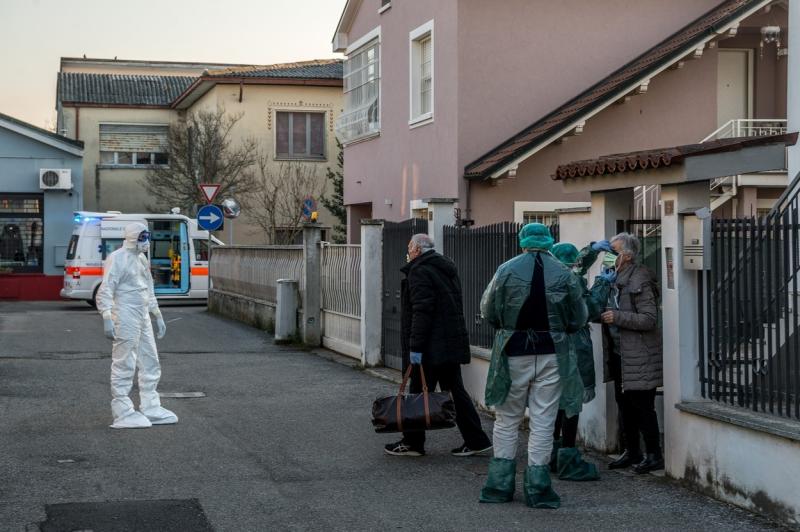 FOTO | Imagini dramatice de pe străzile din Italia. Asistenții medicali umblă pe străzile pe care nu se află nimeni și caută oameni la case ca să îi ajute