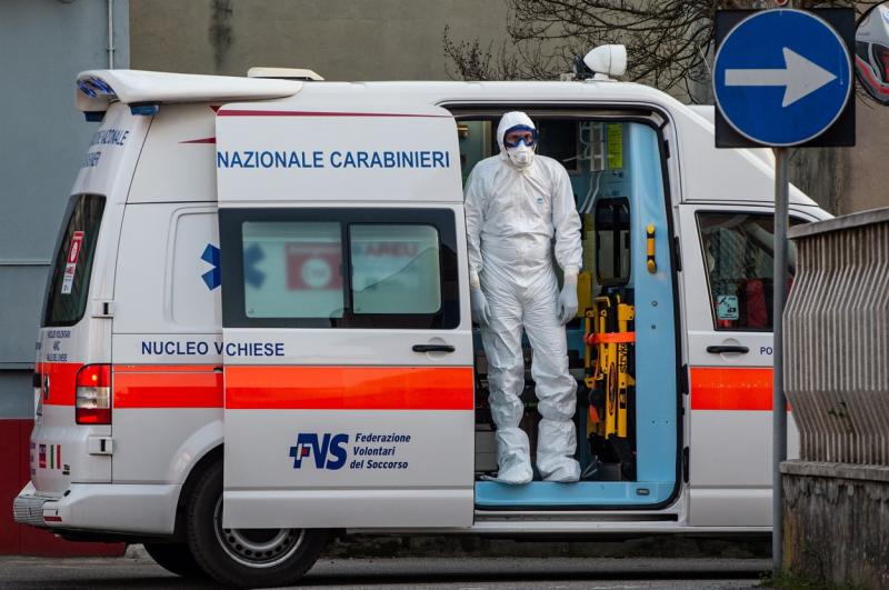 FOTO | Imagini dramatice de pe străzile din Italia. Asistenții medicali umblă pe străzile pe care nu se află nimeni și caută oameni la case ca să îi ajute