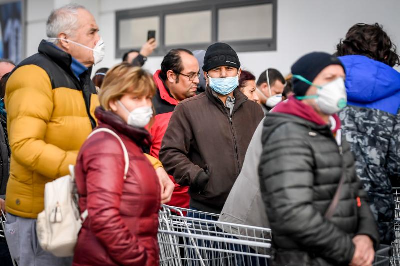 Imagini dramatice! Italienii din nordul ţării au luat cu asalt supermarketurile, iar săpunul dezinfectant şi măştile s-au epuizat