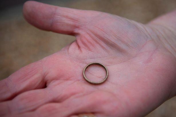 Miracolele există! O femeie și-a găsit inelul în canalizare la 15 ani după ce l-a pierdut la benzinărie. "Am fost atât de copleșită"