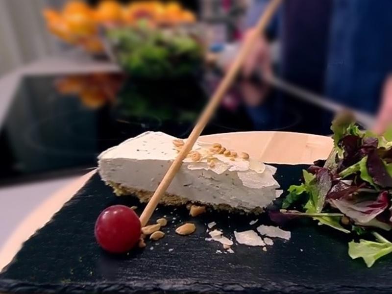 Rețetă de cheesecake sărat și ușor picant. O rețetă de cheesecake aperitiv perfectă pentru săptămâna brânzei!