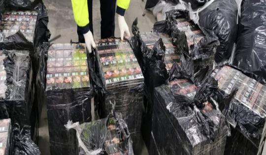 Urmărire ca-n filme, în județul Suceava. Un traficant a mers cu spatele pe o distanță de peste un kilometru. Video