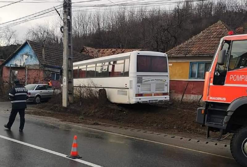 Accident cumplit cu un autobuz plin cu elevi. Care este starea copiilor?