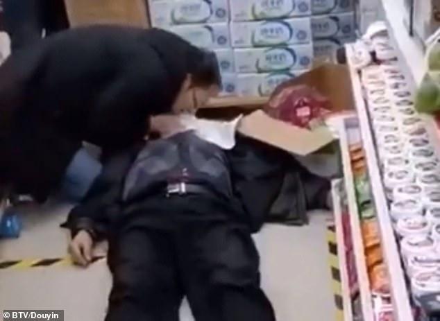 „La o parte, coronavirus!”. Un medic a preferat să își riște viața, ca să salveze un bătrân, într-un magazin! Video