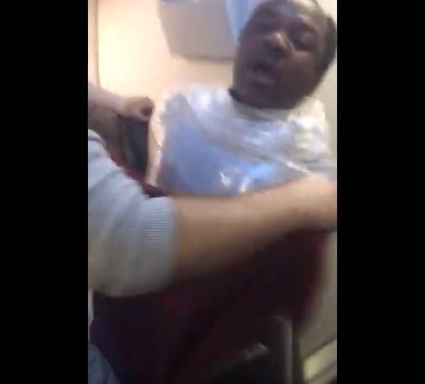 Imaginile revoltătoare! Un bărbat a fost legat și înfășurat în folie de bagaje pentru a fi deportat din Turcia