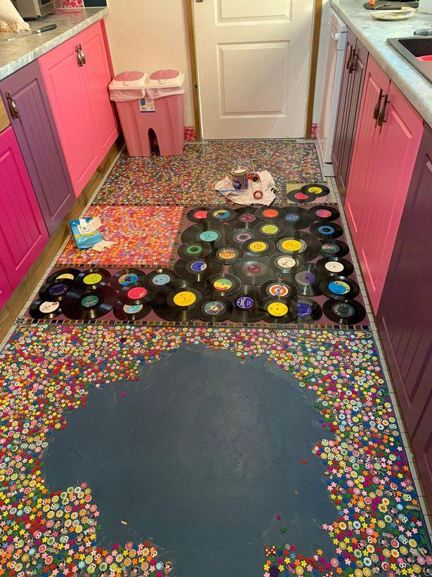 Soția, răzbunare colosală pe soțul infidel! I-a folosit colecția de discuri de vinil, pentru a-și decora bucătăria