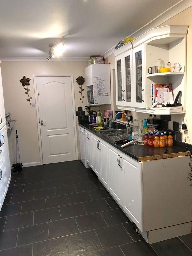 Soția, răzbunare colosală pe soțul infidel! I-a folosit colecția de discuri de vinil, pentru a-și decora bucătăria