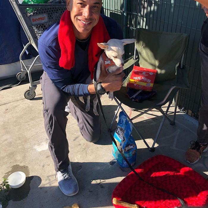 Face muncă pe gratis! Medicul veterinar care merge pe jos kilometri întregi și salvează toate animalele pe care le întâlnește