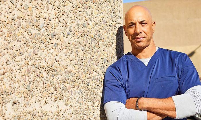 Face muncă pe gratis! Medicul veterinar care merge pe jos kilometri întregi și salvează toate animalele pe care le întâlnește