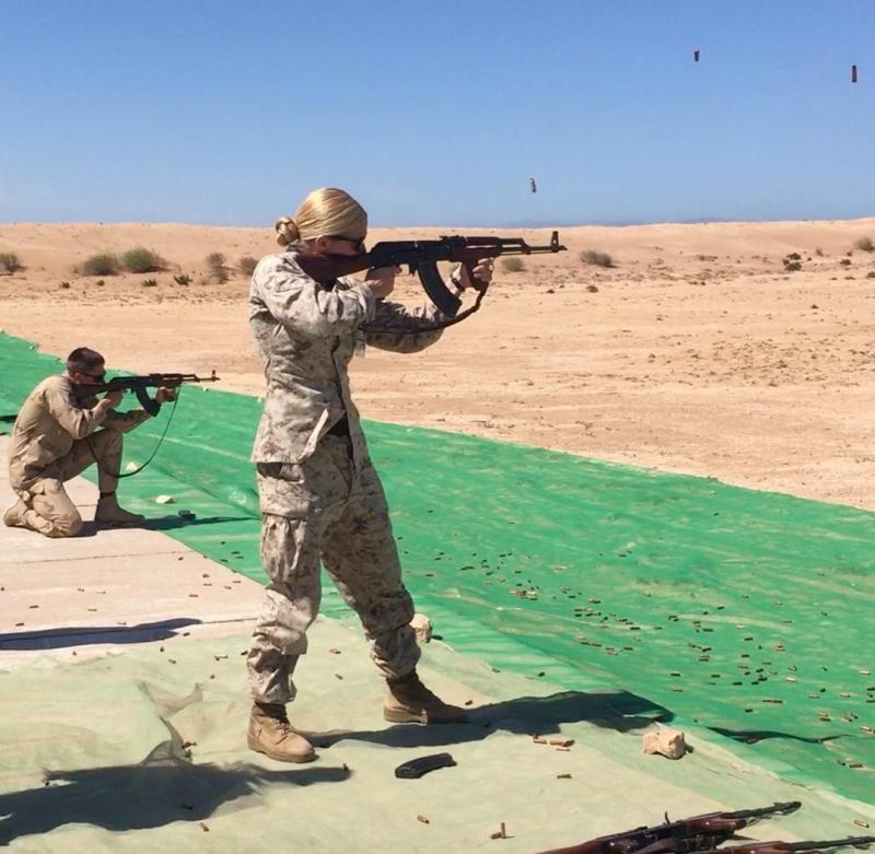 FOTO | Imagini incendiare cu cea mai sexy femeie din armată! Este ofițer inginer de luptă și muncește cot la cot cu bărbații