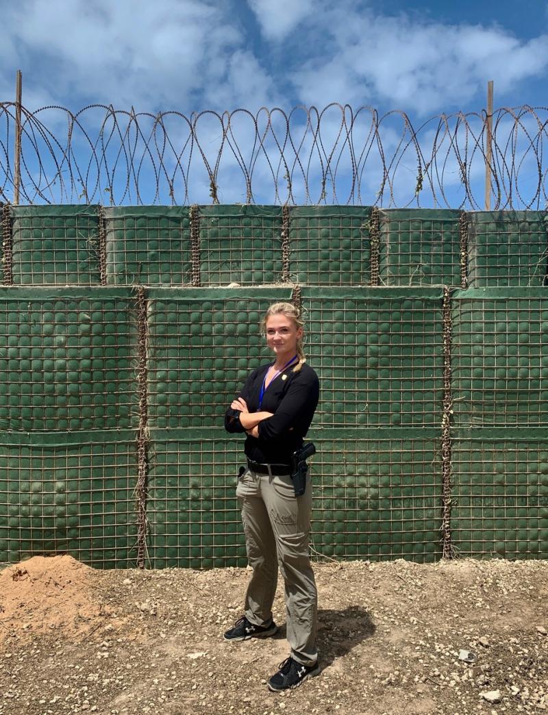 FOTO | Imagini incendiare cu cea mai sexy femeie din armată! Este ofițer inginer de luptă și muncește cot la cot cu bărbații