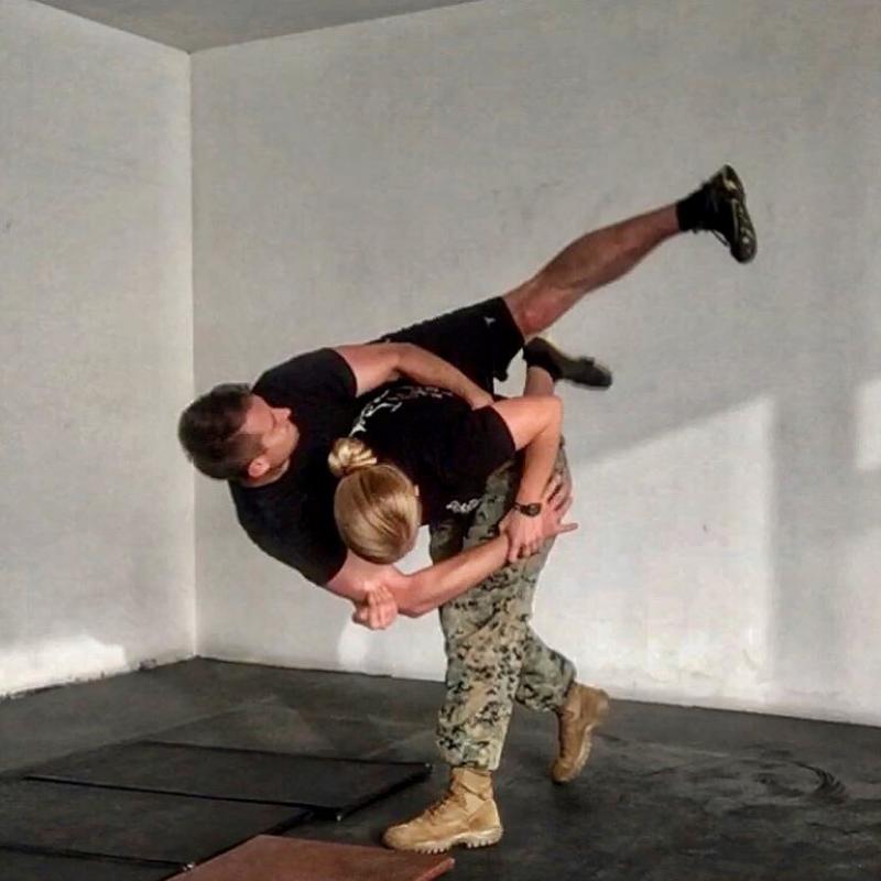 FOTO | Imagini incendiare cu cea mai sexy femeie din armată! Este ofițer inginer de luptă și muncește cot la cot cu bărbații