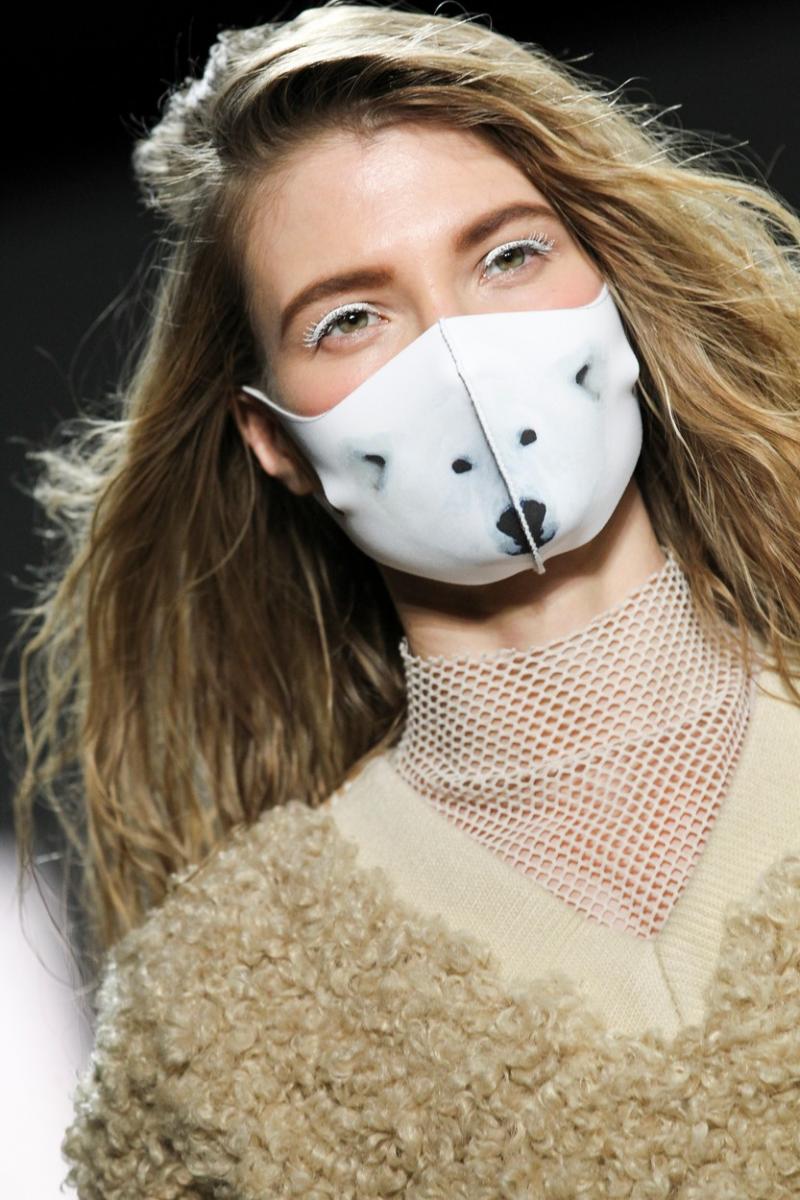Industria modei începe să profite de epidemia de coronavirus și de naivitatea oamenilor: A scos măști medicale ca accesoriu de fashion