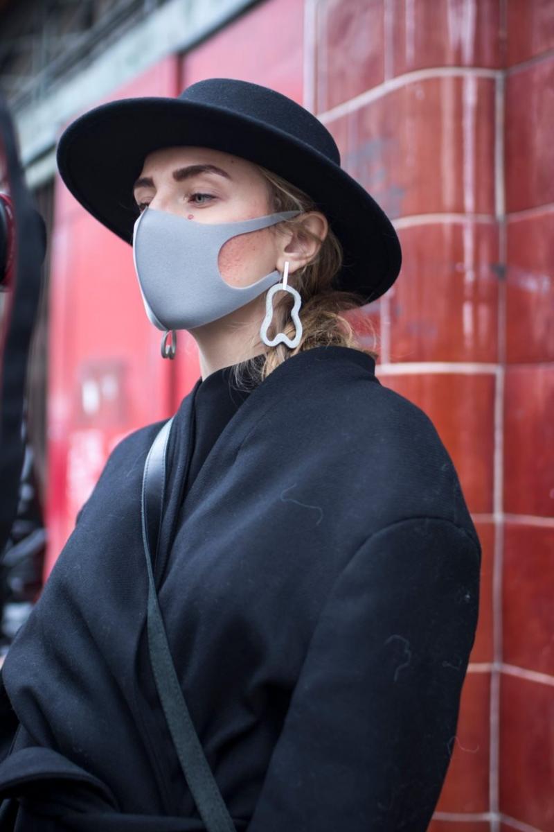 Industria modei începe să profite de epidemia de coronavirus și de naivitatea oamenilor: A scos măști medicale ca accesoriu de fashion