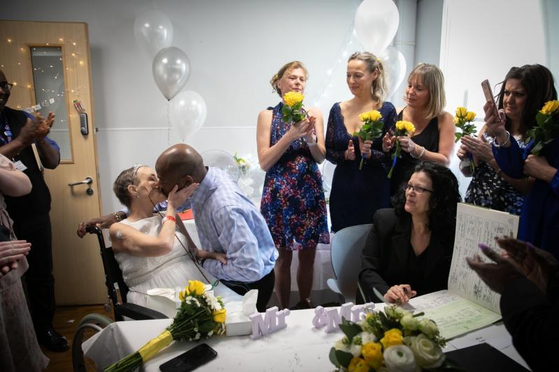 A îmbrăcat rochia de mireasă, după ce a aflat că mai avea doar câteva zile de trăit. Soțul ei, mesaj sfâșietor! „Ce mă fac fără ea?” - Foto