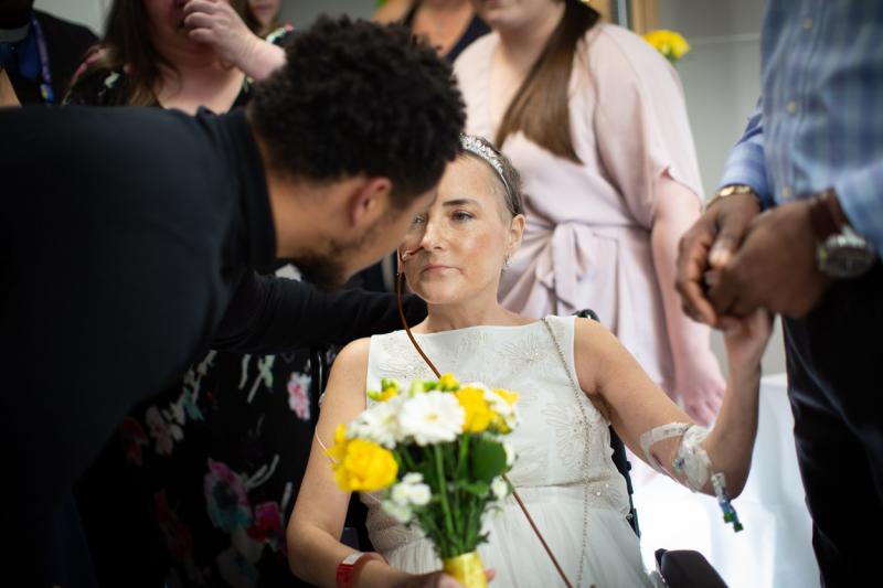 A îmbrăcat rochia de mireasă, după ce a aflat că mai avea doar câteva zile de trăit. Soțul ei, mesaj sfâșietor! „Ce mă fac fără ea?” - Foto