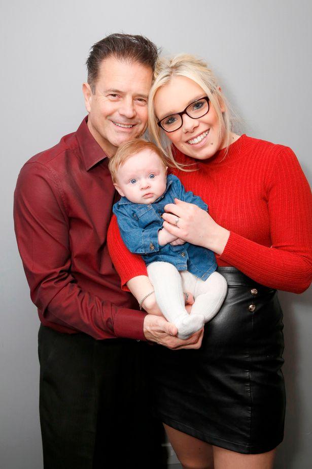 Ea 16, el 51! S-au căsătorit și au făcut un copil. „Am văzut în ochii ei că voia cu adevărat să se mărite cu mine!”. Foto