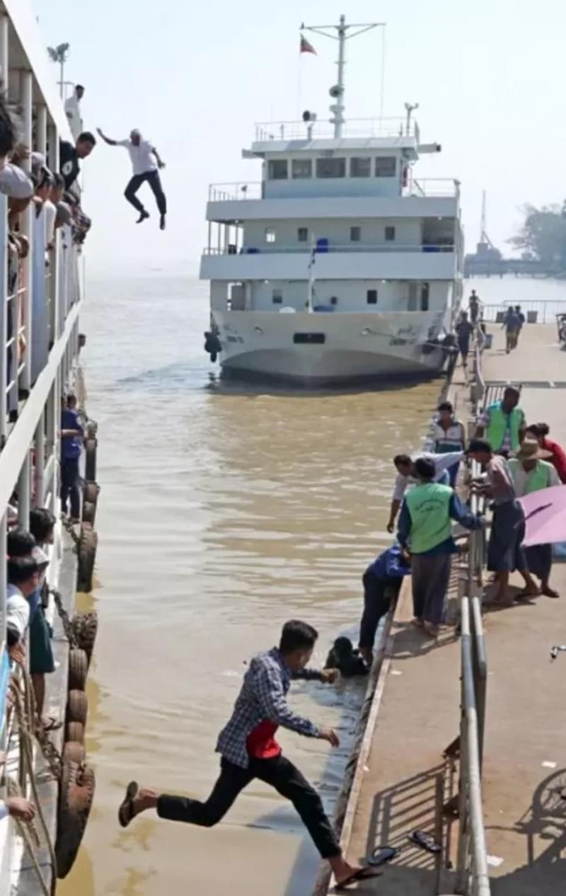 Momentul dramatic în care căpitanul unui feribot sare în apă de la 12 metri înălțime pentru a salva o femeie aflată în pericol de înec
