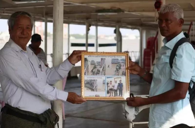 Momentul dramatic în care căpitanul unui feribot sare în apă de la 12 metri înălțime pentru a salva o femeie aflată în pericol de înec