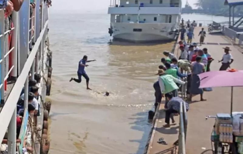 Momentul dramatic în care căpitanul unui feribot sare în apă de la 12 metri înălțime pentru a salva o femeie aflată în pericol de înec