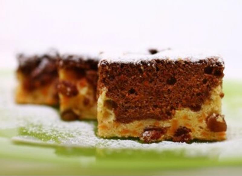 Prăjitură bicoloră cu morcovi și ciocolată. Un deliciu garantat pentru răsfățul de zi cu zi
