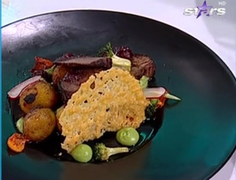 Mușchi de vită cu sos de vișine și garnitură de cartofi noi cu piure de broccoli