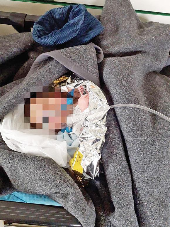 Care este starea bebelușului abandonat de infirmiera din Balș într-o cutie de carton