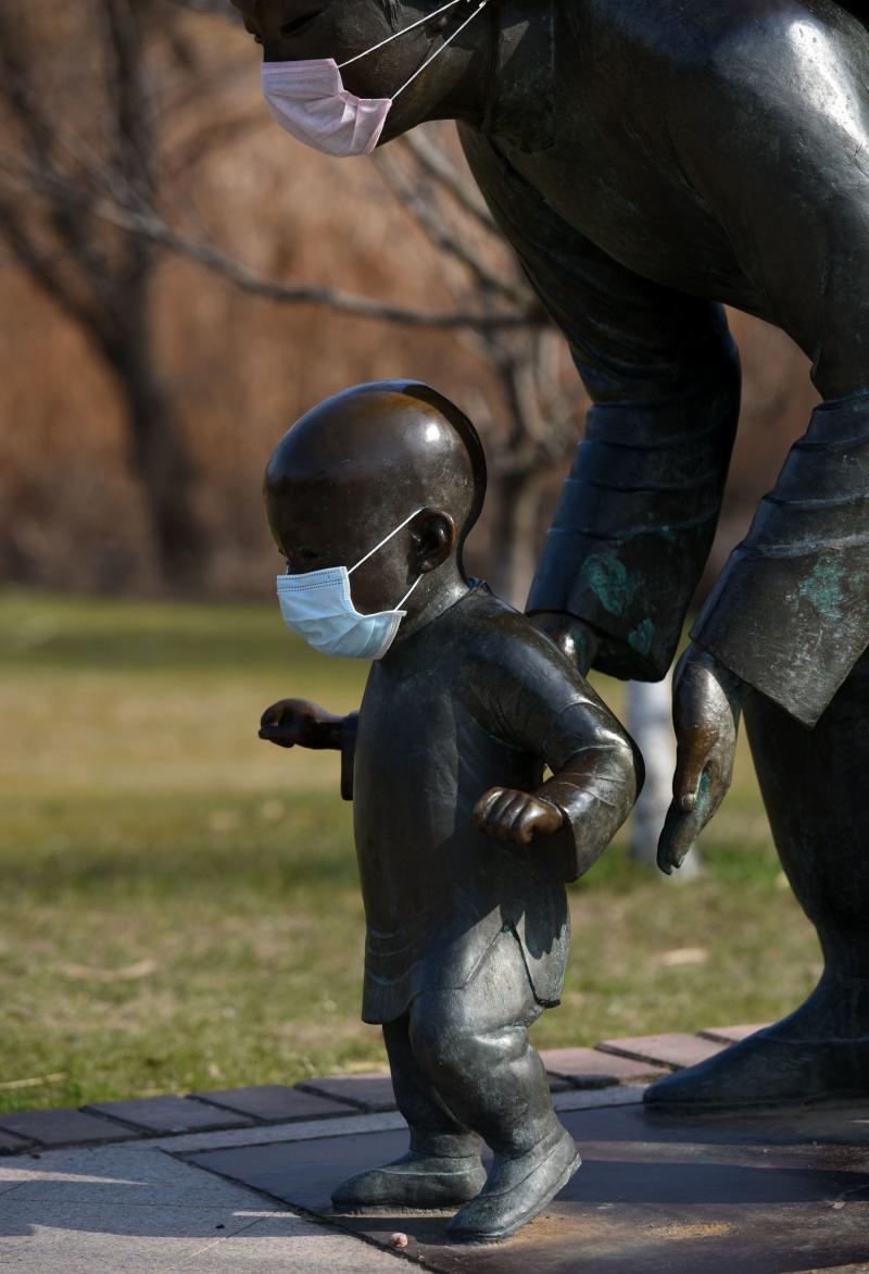 Alertă maximă în China! Au pus măști statuilor pentru a transmite un mesaj populației